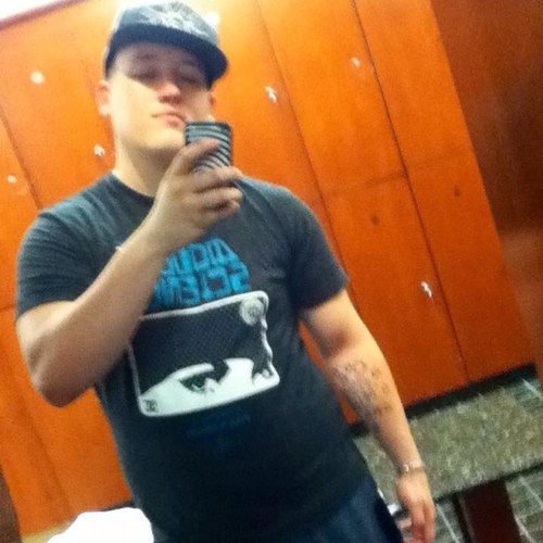 I'm a layed back guy who loves to laugh & loves to make people laugh.