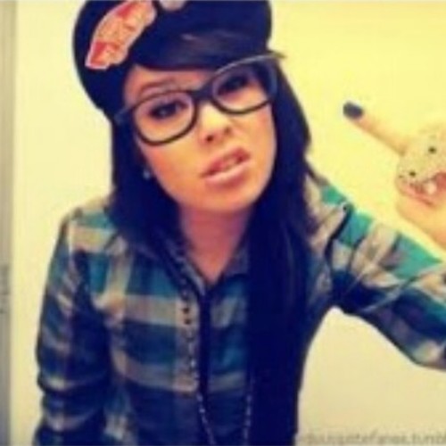 zeeniiee's profile picture. yes im a bitch and smile when i conquer