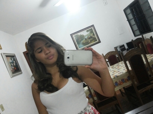 sou alegre,sou muito amiga e companheira.
gosto de ler,mas nao gosto de escrever.
sou uma amiga muito fiel ecompanheira