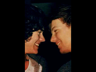 ♥ Roses are Red, Violets are Blue, U want Harry but Harry fucks Lou ♥