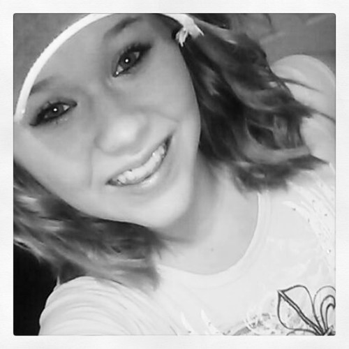 _paulaa96's profile picture. The prettiest thing a girl can wear is her smile..