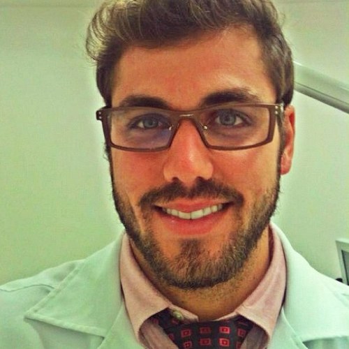 Brasiliense. Dentista. Sócio Proprietário da Top Implantes. Fã de boa música. Apaixonado pela vida, viagens, livros, filmes.