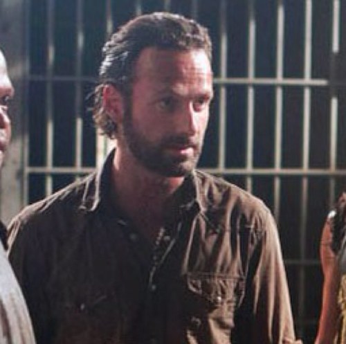 Soy Rick Grimes,padre de Carl y esposo de Lori.Daryl y yo somos el mejor duo!! #TheWalkingDead