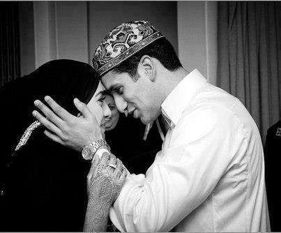 اَطمَحُ ل الجنةٌ منَ تحتِ قدميَ اِمْرءهَ وَكفىَ .