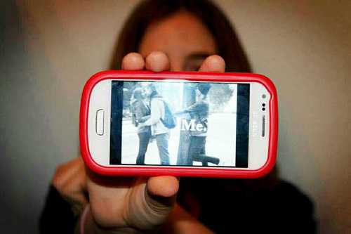 No soy perfecta, tampoco lo eres.Sonrisas falsas,lagrimas sinceras.Me juzgas despues de conocerme no antes.¿Rara?No,diferente.One Direction.