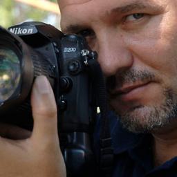 Soy asi, simple, sincero, soñador, amante de la fotografia, de mi Cuba. adoro a mi bella y especial familia