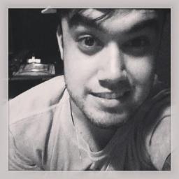 Vocalista da banda @selectoficial  Lerdo, desligado, sempre com sono, e adoro comer deitado uahsuhau   esse sou eu :D