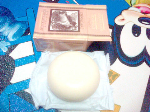 Kegunaan Goats milk soap adalah mencerahkan kulit dan membasmi jerawat.dengan pemakaian rutin,dijamin ampuh!