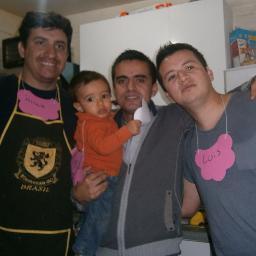 un hombre feliz con una bella famila, y un DIOS que no los abandona