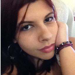 Garota que até tenta ser séria... mas ninguém leva!