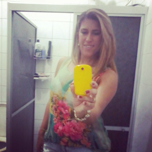 Estudante do 6º período do curso de direito.  Corpo de mulher com jeito de menina, calma e acredito com uma boa conversa se resolve tudo.
