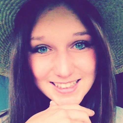 Chlo12543862's profile picture. Jeune fille de 16 ans , fan de mode et de musique, adore danser . Vie la vie à fond!