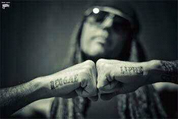 Cascos,capucha,lluvia. Reggae Liphe. Y si lo malo se repite,dale tu energia positiva y que se quite. Lirico,Swan y Rayden.