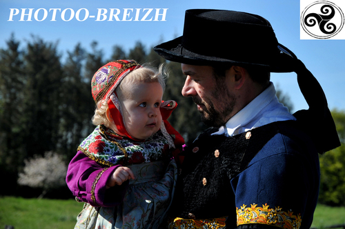 Photoo-Breizh est une agence photo spécialisée en portraits dans le domaine du costume traditionnel breton.