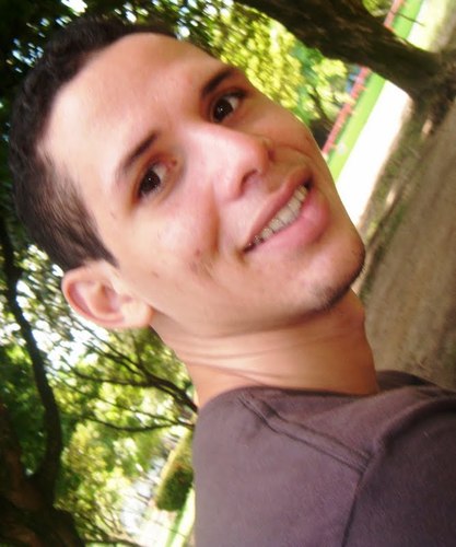 gosto de musica, futebol e praia, e sou fascinado por tecnologia........ Não gosto de perder tempo com bobagem.