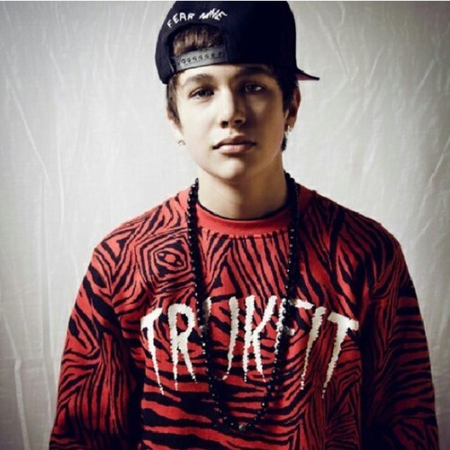 We are julia and Phebe and we are the largest mohomies of the world if you also are a fan of austin mahone follow us for news about austin
