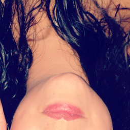 Las mujeres necesitamos la belleza para que los hombres nos amen, y la estupidez para que nosotras amemos a los hombres. COCO CHANEL'
