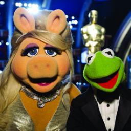 Hola amigos, soy el dicharachero personaje central y presentador del show británico-americano The Muppets, y cuento con apariciones frecuentes en Barrio Sésamo.