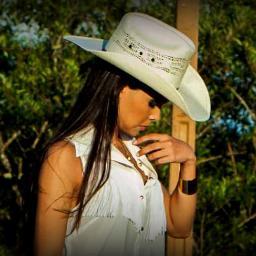 feliz ou não, a lei da vida sempre é seguir em frente com a cabeça erguida. † ℧