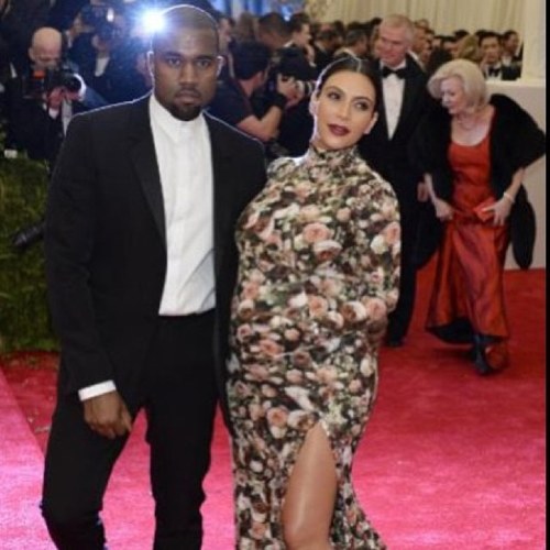 Pageview_Whore's profile picture. calling out the titty slingers