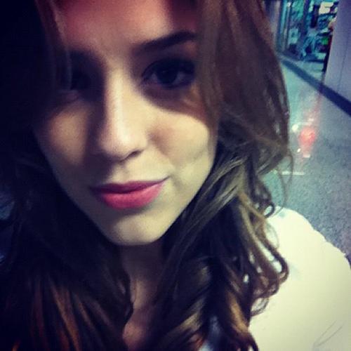 Eu Adoro ir para o shoping,adoro coca,adoro minha familia e muitoo mais eu sou  lindaa de mais!