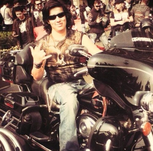 Diehard fan of Heavy Metal. El Heavy Metal y el Rock N' Roll son deportes sanos, PRACTIQUENLOS.