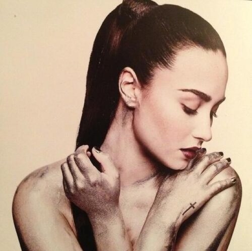 GO FOLLOW @AVONSHIPSTAH SHE'S QUEEN, SHE FOLLOWS BACK!!