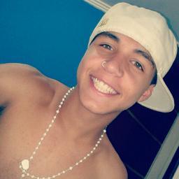 FEIO BESTA BOBO CHATO E MORO LONGE ! *