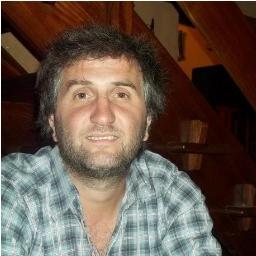 Comerciante, militante peronista, hincha de Racing y padre de tres hermosos hijos....