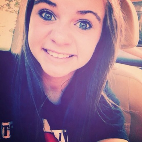 I'm a Softball player #⃣2⃣8⃣ & Cheerleader! I love camping ⛺ fishing mudding and having a good time ✨ #teamsingle #countrygirl