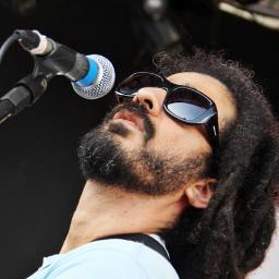 Cantor, compositor e multi-instrumentista.
