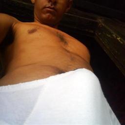moreno,cabelos pretos, olhos castanho escuros, 180cm, 70kg  (whatsapp 18997457886)