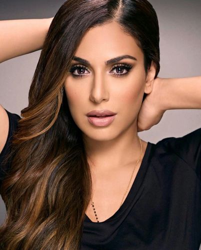 - لا شَيء يمكنه إيقاف إمرَأة فهمَتْ أنَها تَستحق الأفضَل..🤍