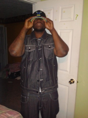 Sitten on a Gold mind and masterminding my time cause they wana steal my shine   WALKEN N DA RAIN AND KEEPEN A STRIDE