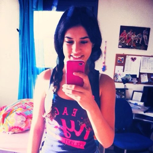 Hi! i'm rotem, 14, and i hope that 1Day ill meet 1D! 0/5, but its gonna change. follow me, i follow everyone back! xx