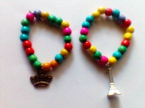 Menyediakan : Aneka Gelang, Jam Tangan, Hair Chalk dan Flower Crown dengan Harga Terjangkau. For fast response text to : 08985722277/085881400657