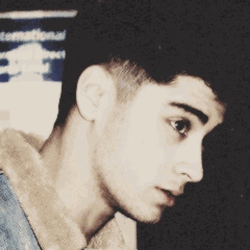 Hey salve a tutti sono un fake di Zayn malik e sono:
                            Single❤