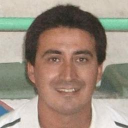 Argentino. Profesor de Tenis e hincha número 1 de la selección en la CopaDavis. Actualmente en Bahía Blanca.