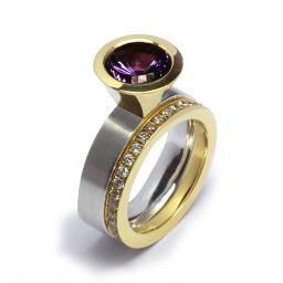 Contemporary jewellery. Handcrafted in store - Dublin 2, Ireland. Experts in bespoke and remodeling jewellery projects.