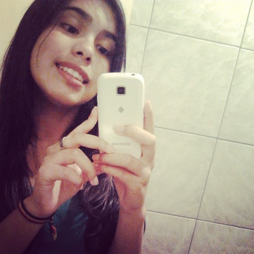 Aprendi que amar não significa estar junto , mas sim ver a pessoa feliz mesmo que isso custe a sua felicidade.