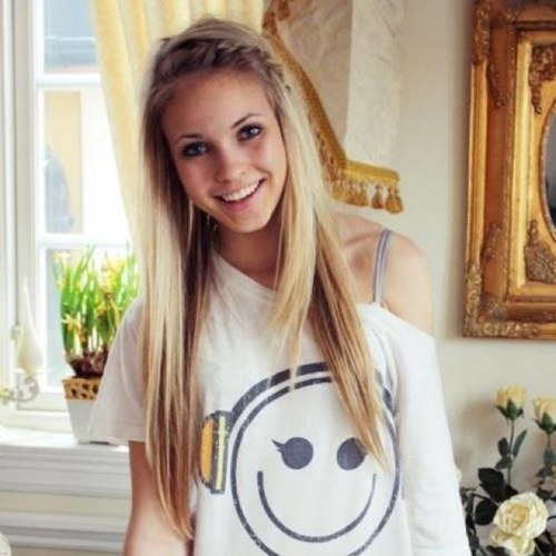 Hey guys this is louise here! This girl is stunning and gets treaten like SHIT by boys so look after her lads!❤