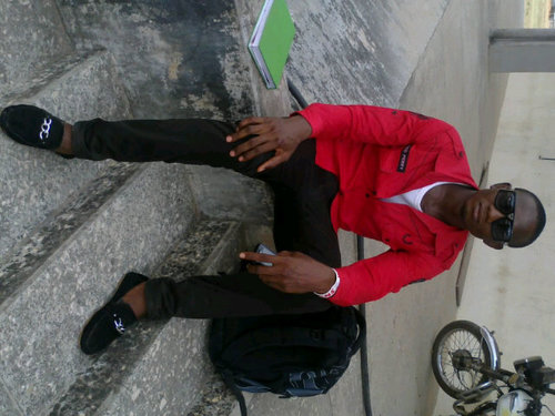 Am a cute guy of an average height,a student, residing in portharcourt.likes reading,chatting,making friends and travelling.single and happy,A social guy