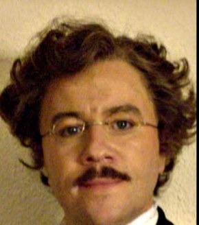 A manager of the Opera Populiare #PhantomLand My OG is @MaskedTutor Daughter is @RoseGaleAndre in RP