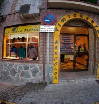 Establecimiento dedicado a arreglos de todo tipo de ropa, transformaciones, cortinas, ect. Tintorería, así como tambien complementos.