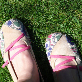 giringrim's profile picture. 디자인으로 먹고 삽니다. 책과 음악을 좋아합니다. 가끔 글도 씁니다. 명랑발칙한 딸,아들을 가진 엄마입니다.