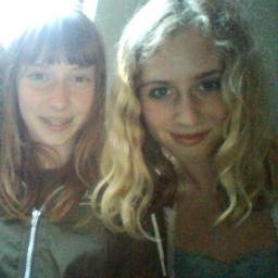 scholier, love schaatsen (nu skeeleren)en violist.
super klasje 1E (stedelijk gym)! (: