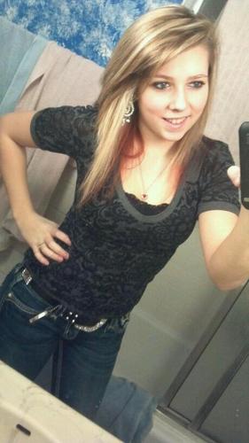 baileymarie_13's profile picture. Bailey l 18 l Single(: l Senior