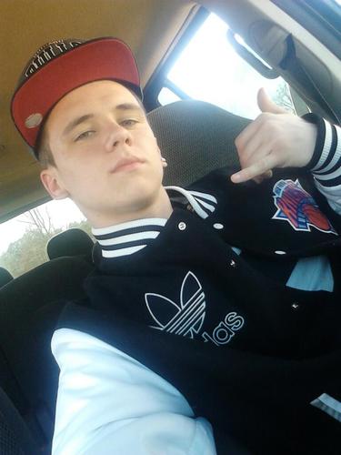 Chilled,like to rap,and all about getting money