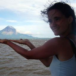 Parte de mí aquí, parte de mí allá... 
¿dónde es aquí? ¿dónde es allá?
Me siento de cualquier lugar.
