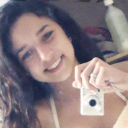 Simplesmente eu sou eu. E você é você. É vasto, vai durar.
Por enquanto tu olhas para mim e me amas. Não: tu olhas para ti e te amas. É o que está certo.